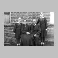 035-0068 Im Bild von links  -  Doris Arndt, Marie Arndt, Albert Arndt, Annemarie Arndt .jpg